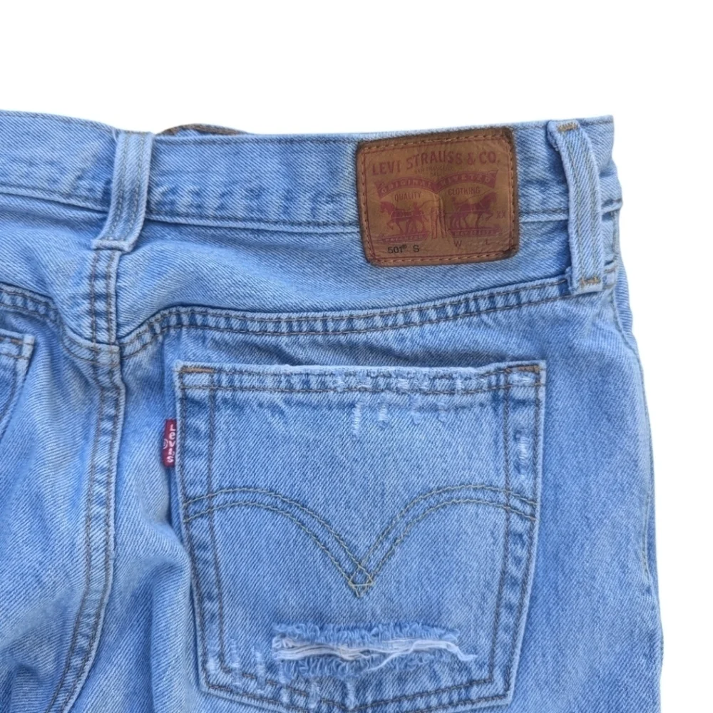Levi's 501 button fly Thrashed busted knee light wash denim jeans W29 L28